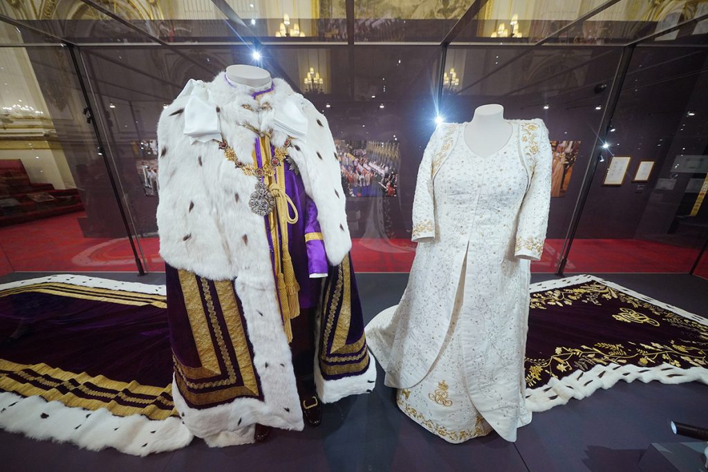 los trajes de la coronacion de Carlos y Camilla se exponen en Buckingham