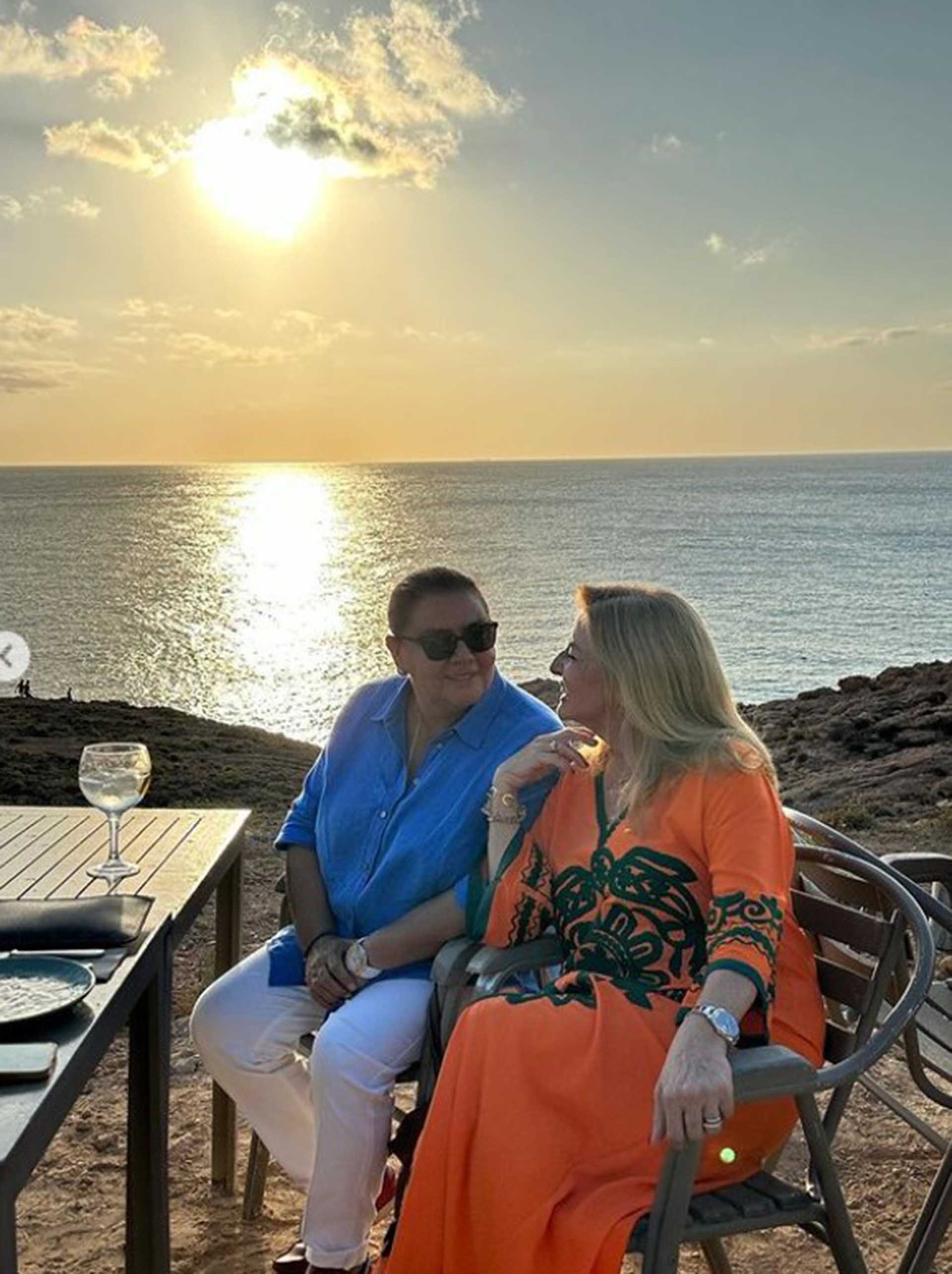 María del Monte e Inmaculada Casal disfrutan de una puesta de sol en Ibiza