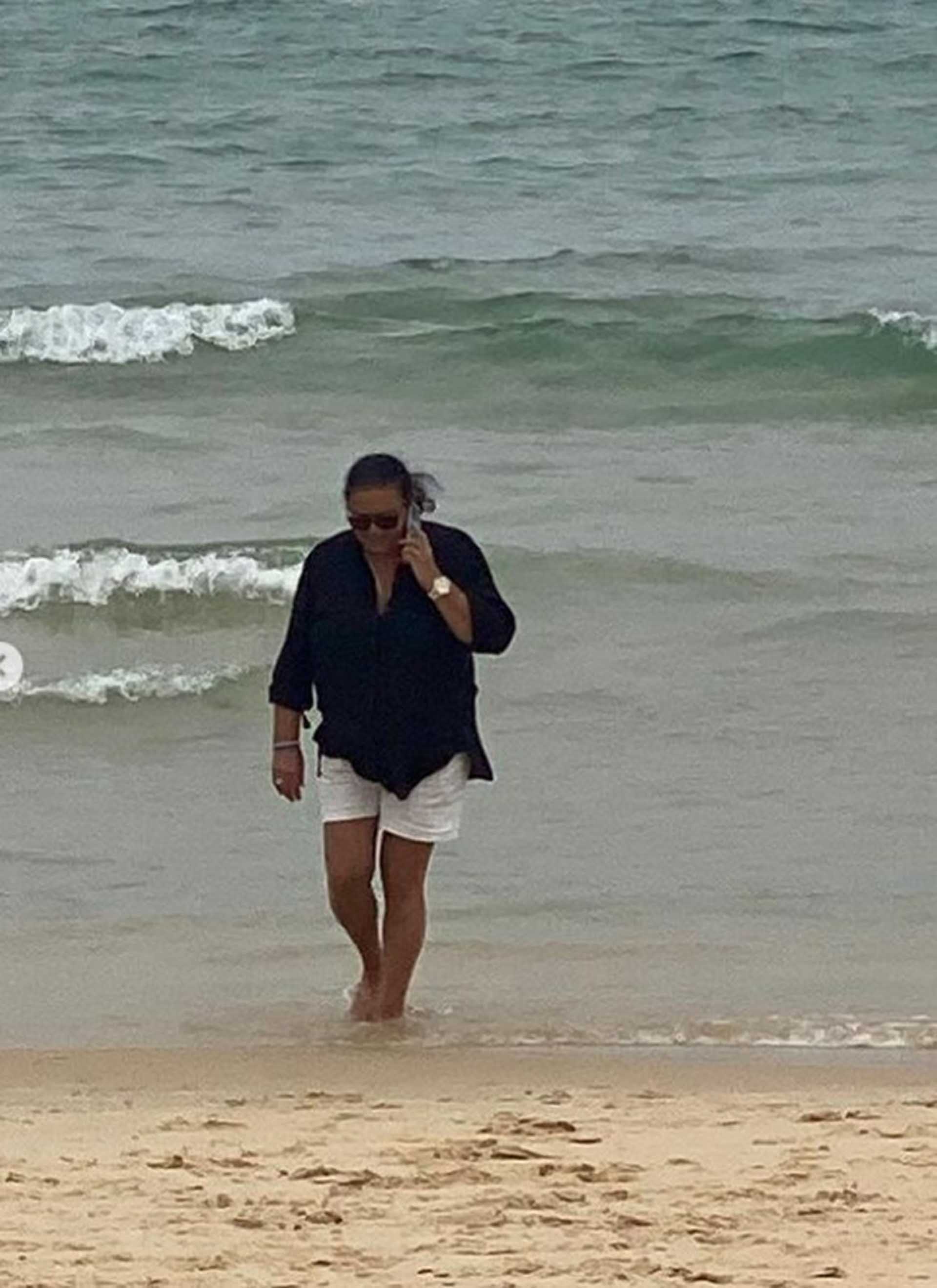 María del Monte habla por teléfono en una playa de Ibiza