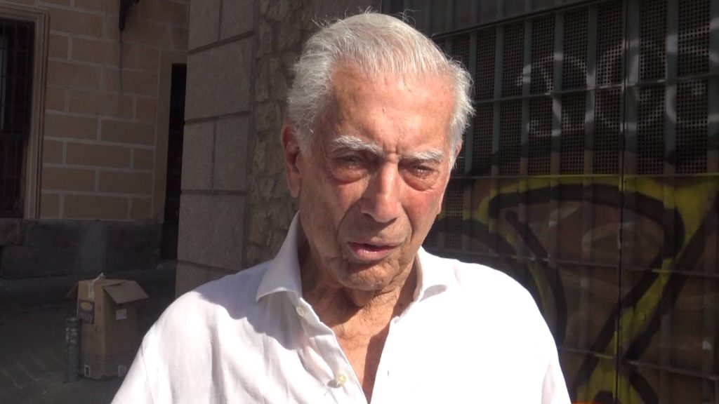 Mario Vargas Llosa, tras ser dado de alta: "La gente ha sido muy cariñosa conmigo"
