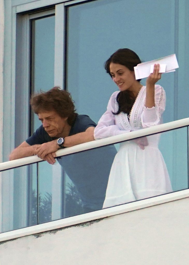 Mick Jagger y Mel Hamrick en un balcón. (Foto: Gtres)