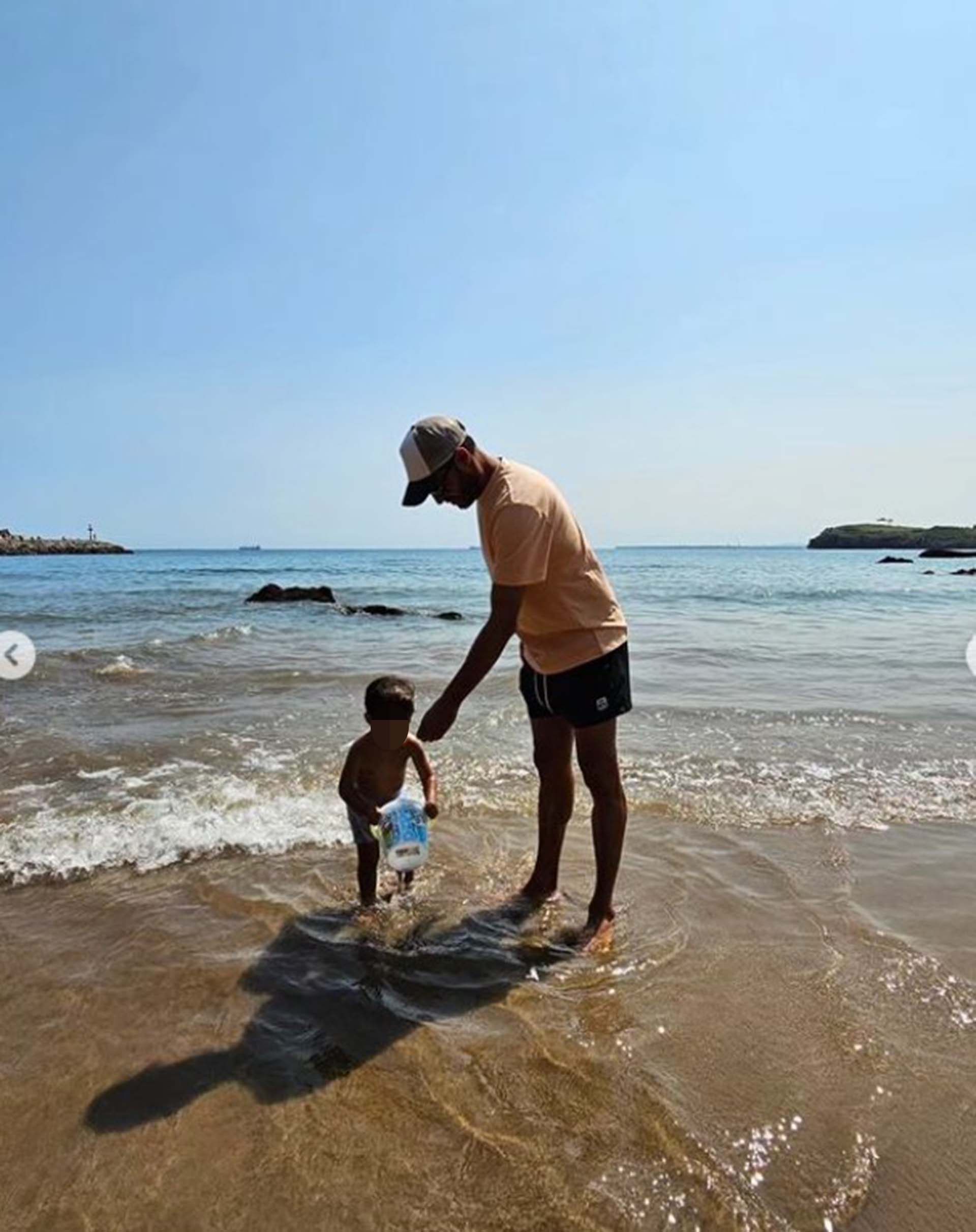 Miguel Torres y su hijo Miki en la playa