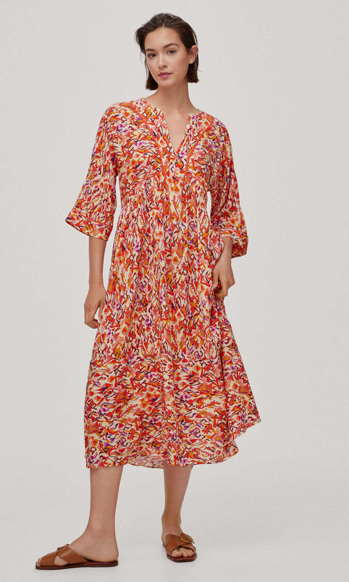 Un vestido maxi estampado: sofisticación y frescura en una prenda ligera y versáti.