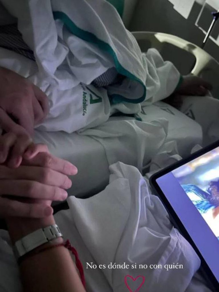 Sergio Rico y Alba en la habitación del hospital, siendo esta su primera foto juntos desde el accidente