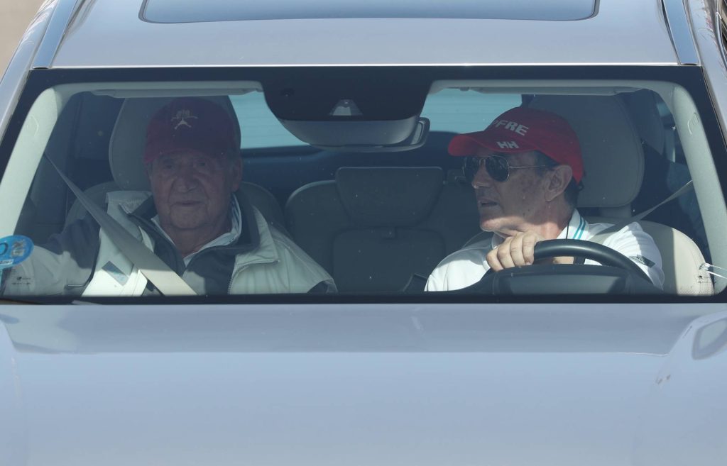 Juan Carlos I y Pedro Campos en un coche.