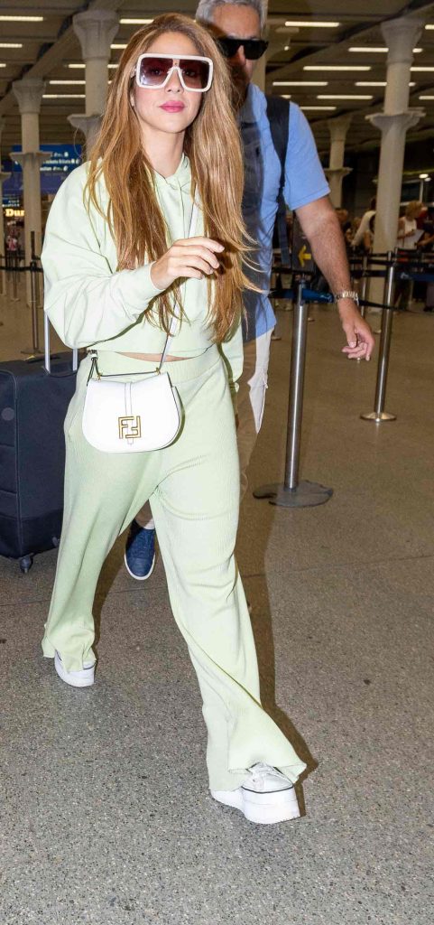 Shakira y su look de aeropuerto con sneakers de platafomra