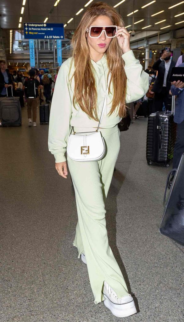 Shakira y su look de aeropuerto con zapatillas
