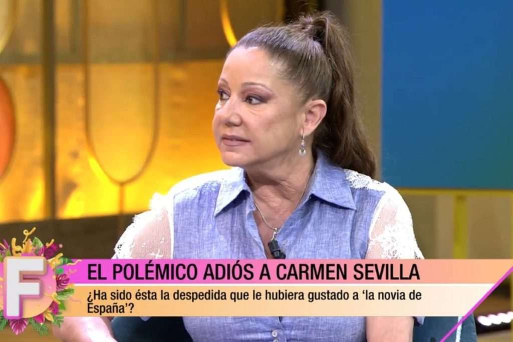 Eva Santamaría, amiga íntima de Carmen Sevilla, en el plató de 'Fiesta' (Foto: Telecinco).