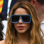 Shakira con gafas de sol.