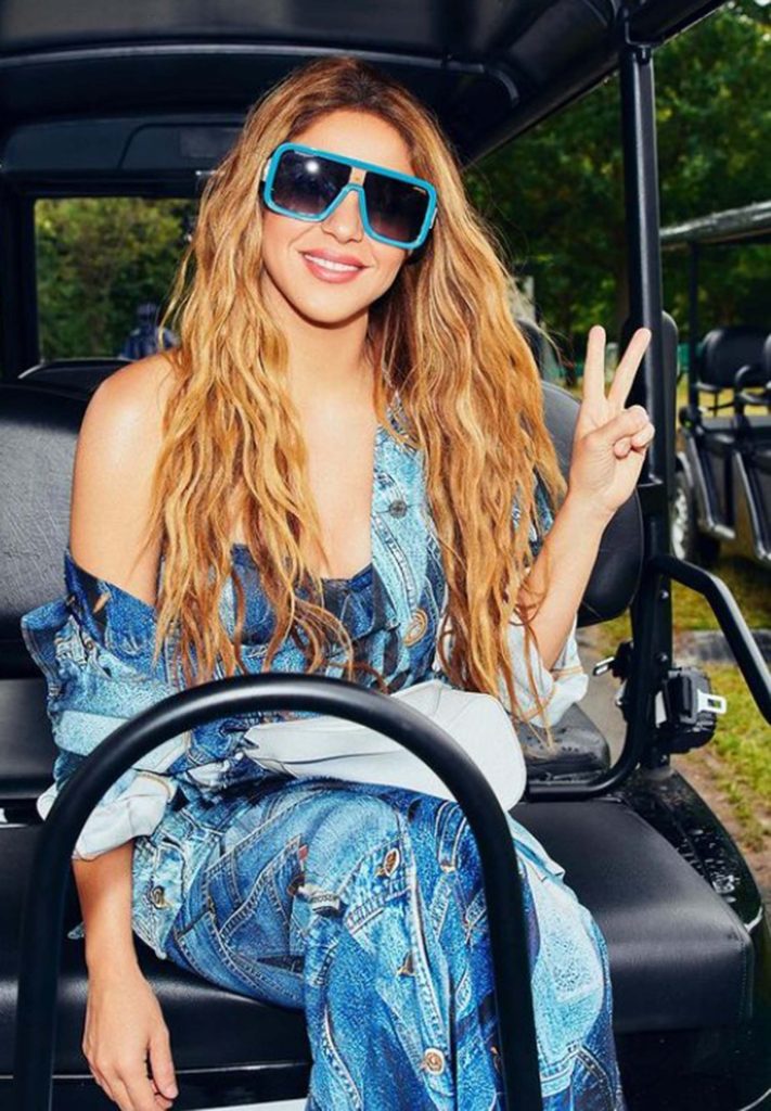 Shakira vestida de azul en Barcelona