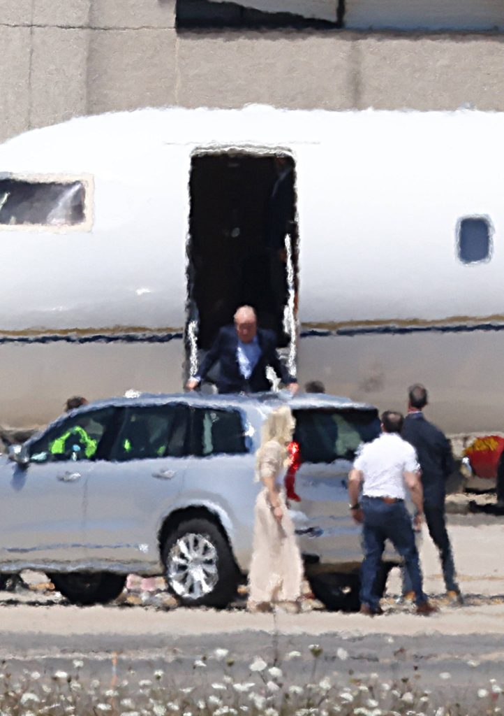 Juan Carlos I bajándose de un avión.