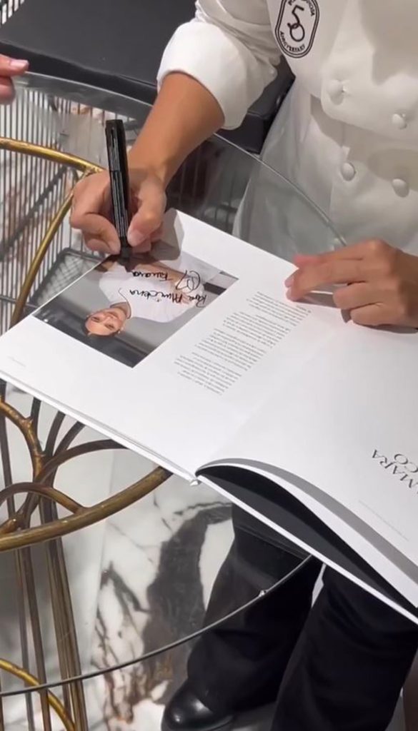 Tamara Falcó firmando un documento.