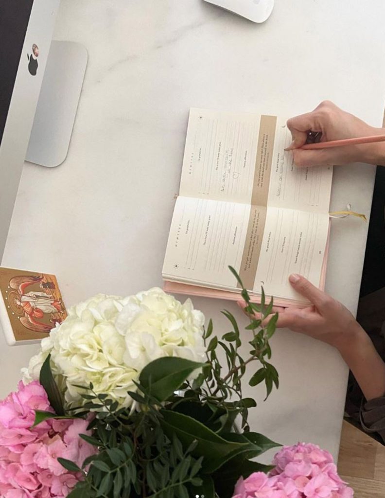 Tamara Falcó firmando un documento.