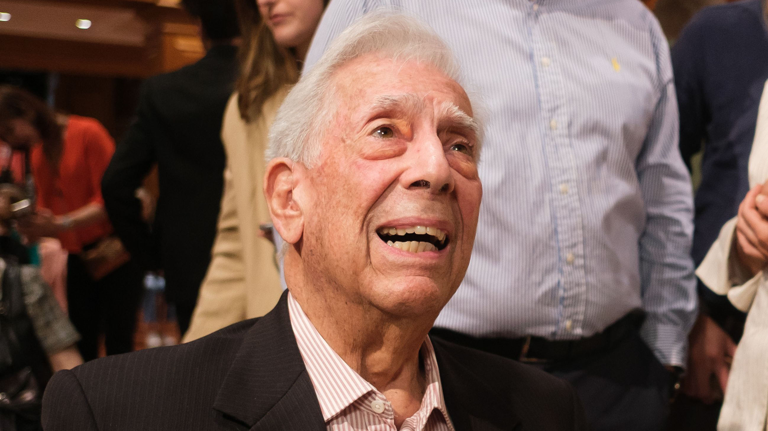 Mario Vargas Llosa sonriendo en una conferencia. (Foto: Gtres)