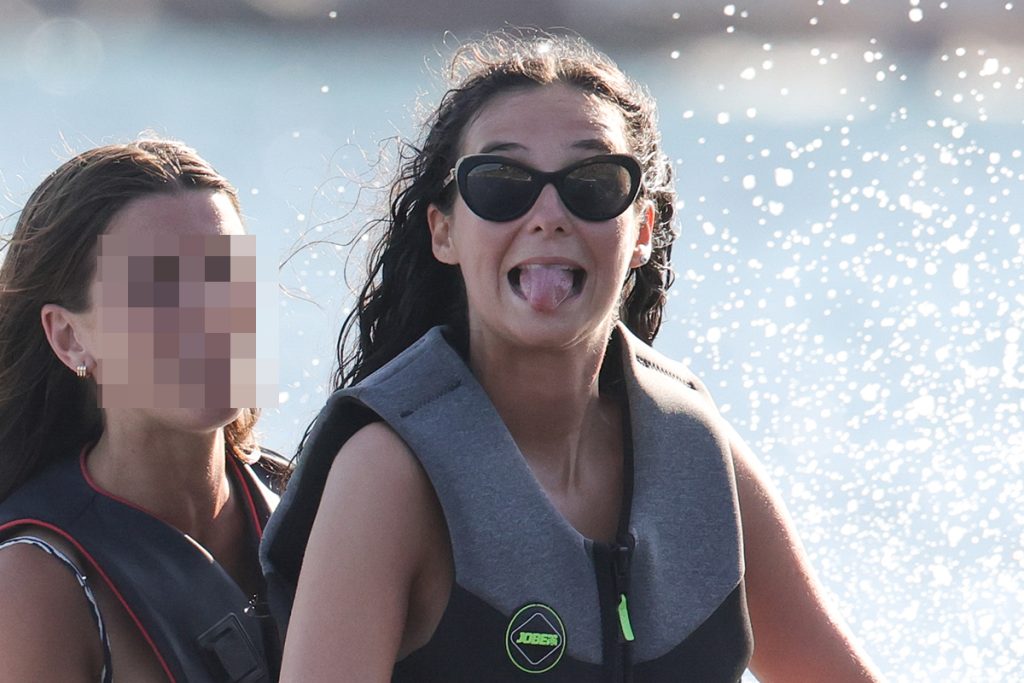 Victoria Federica en una moto de agua en Ibiza.
