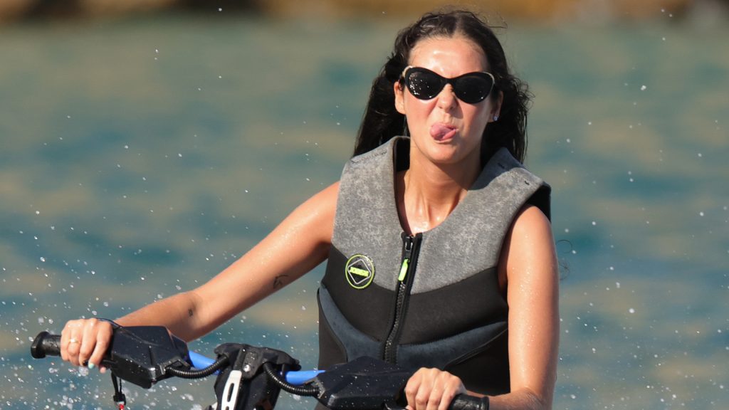 Victoria Federica en una moto de agua en Ibiza.