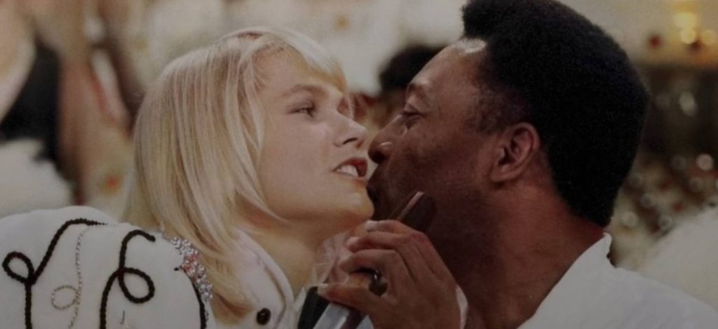 Pelé besando a Xuxa Meneghel.