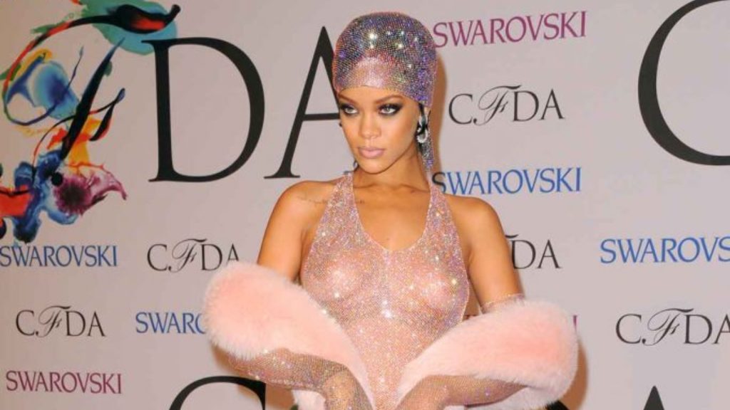 Zara apuesta por las semitransparencias que puso de moda Rihanna: pantalones, faldas y tops