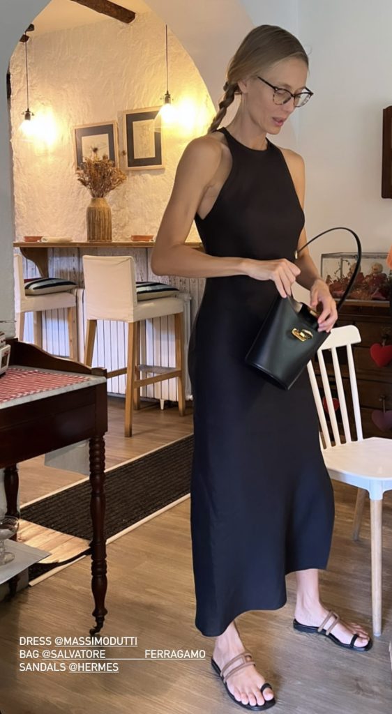 Vanesa Lorenzo vestido negro sandalias Hermès
