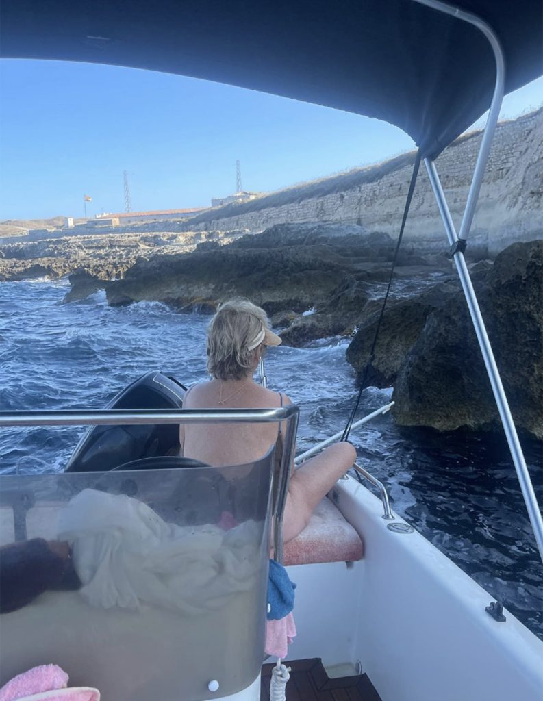Mercedes Milá en un barco en Menorca.