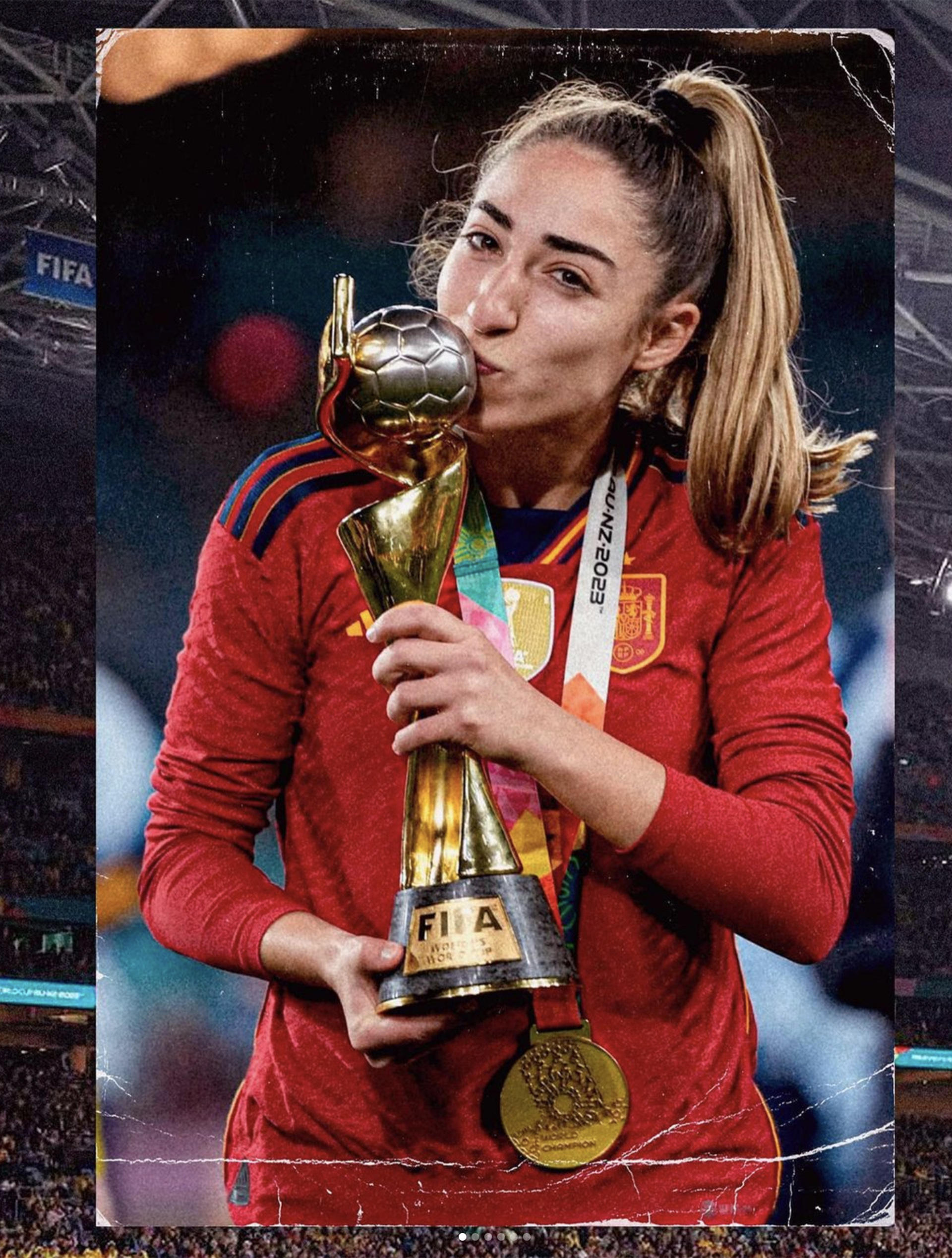 Olga Carmona besa la copa del Mundo.