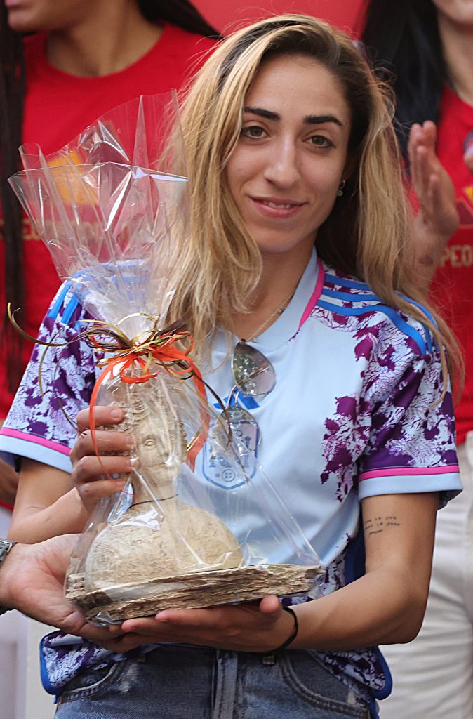 Olga Carmona con un regalo en Ibiza.