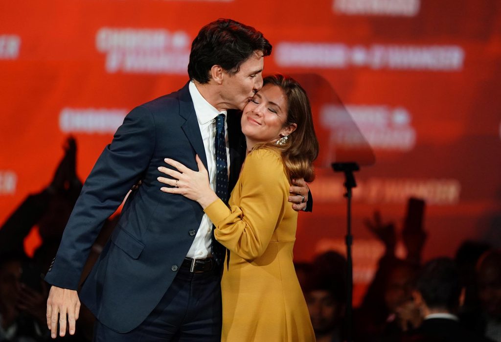 Justin Trudeau dando un beso a Sophie Grégoire.