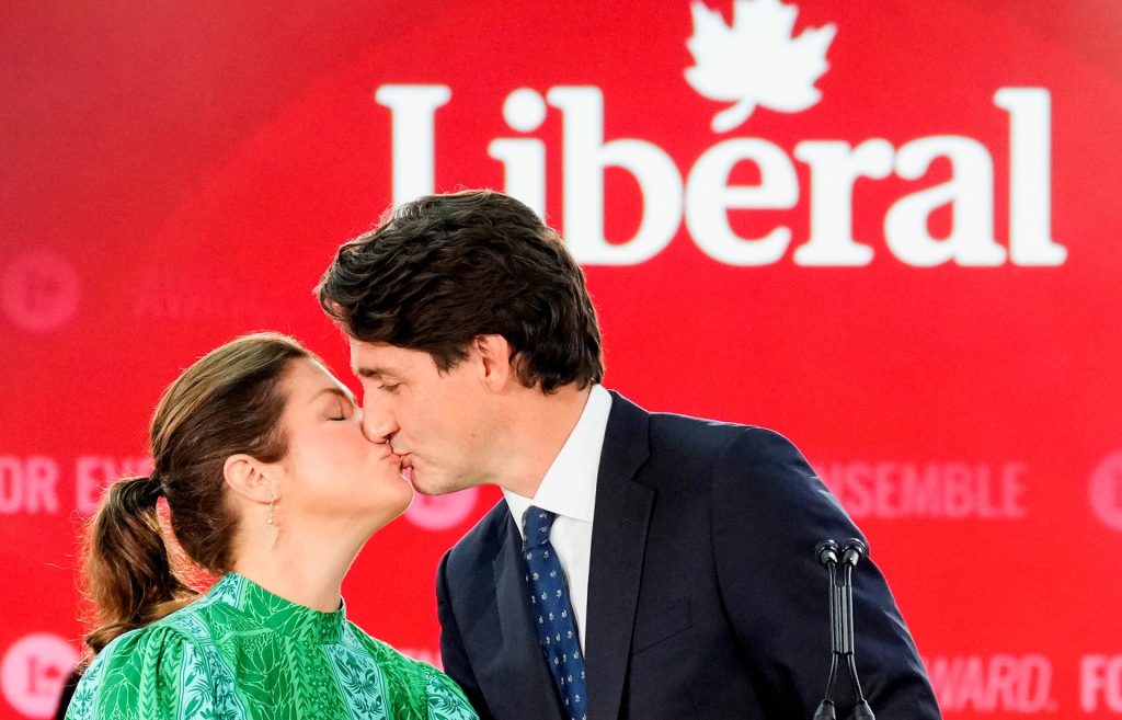Justin Trudeau y Sophie Grégoire besándose.