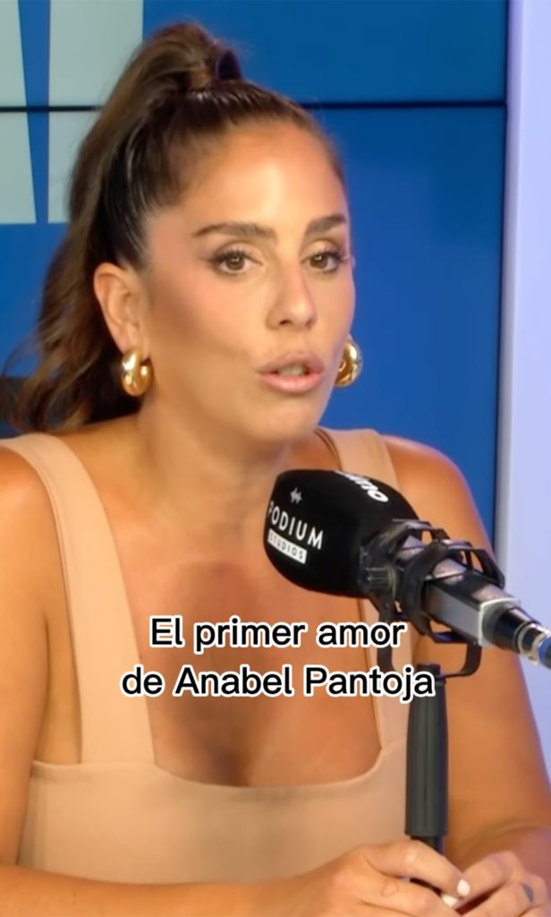 Anabel Pantoja hablando frente a un micrófono.