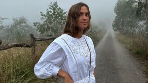 Vestido troquelado y bolso puzzle: el último precioso look de María Pombo