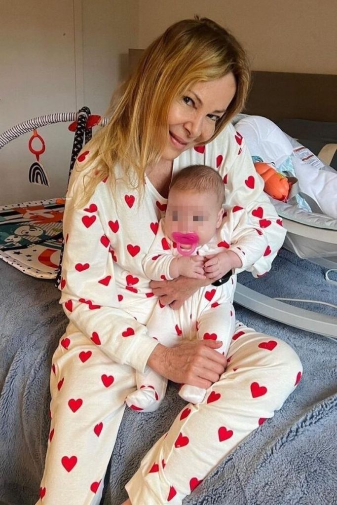 Ana Obregón con su hija Anita en pijama