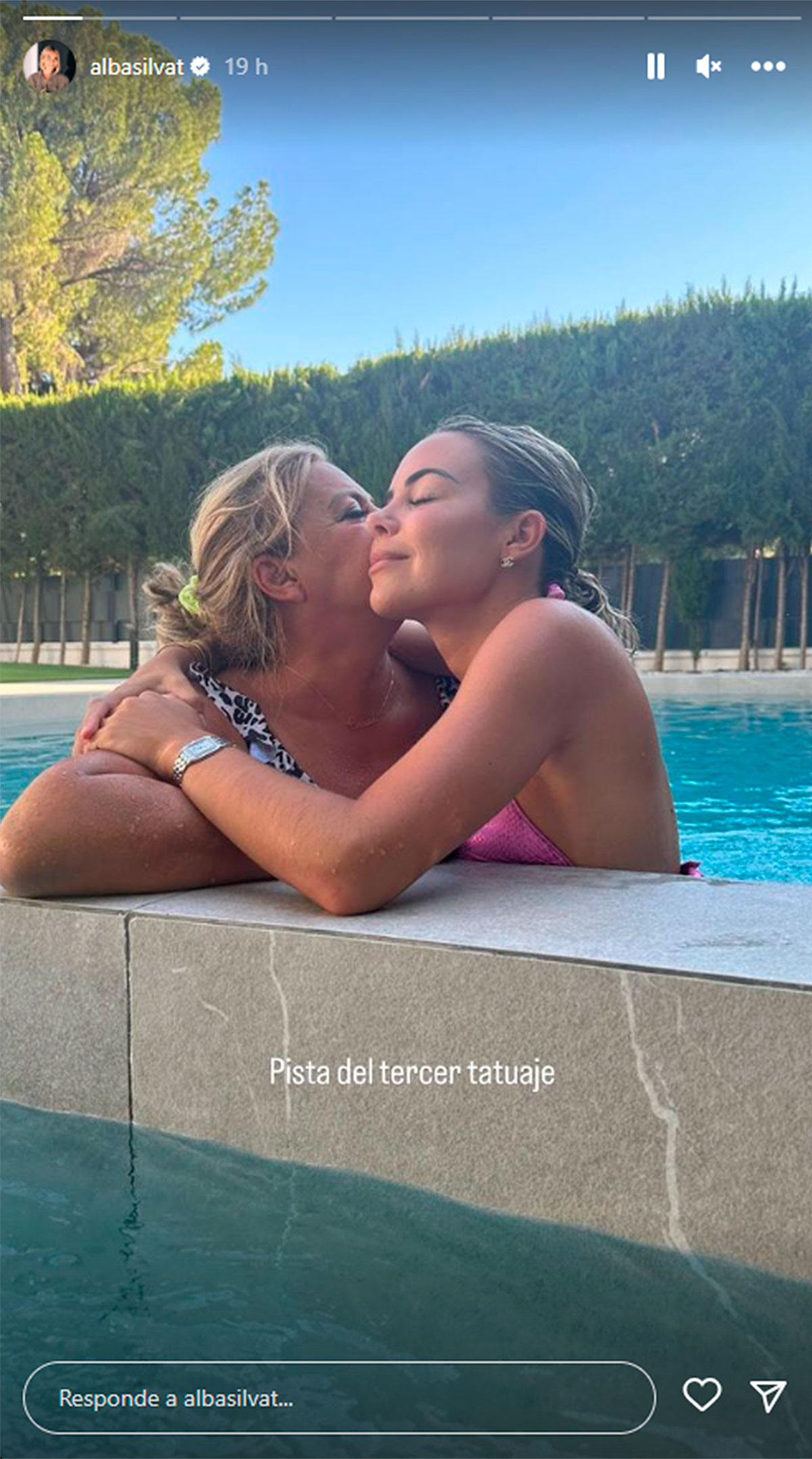 Alba Silva posa en la piscina de su casa de Sevilla