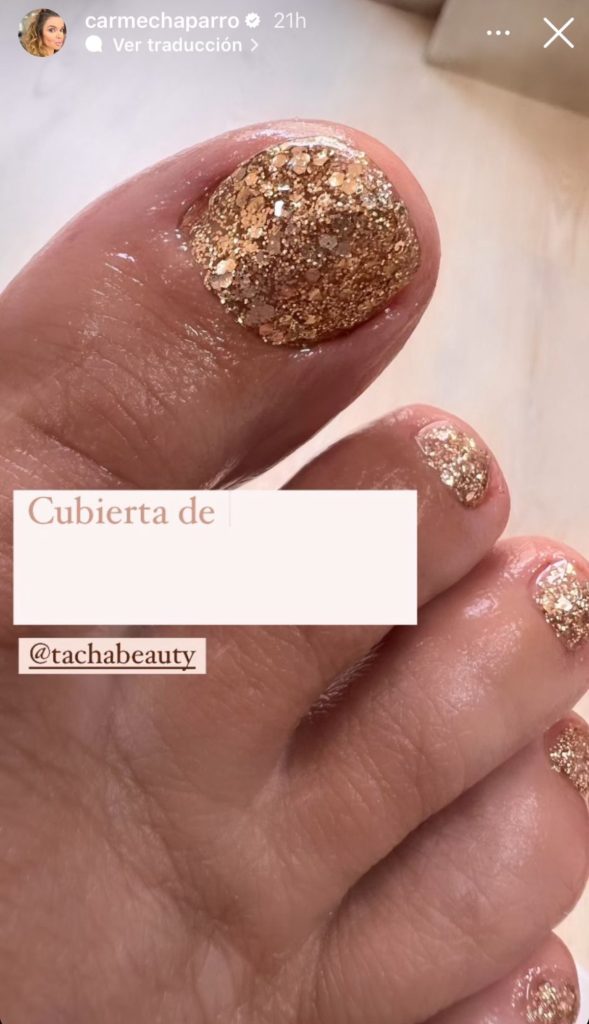Carme Chaparro uñas glitter doradas
