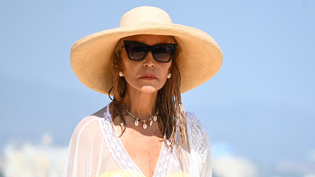 Carmen Lomana posa impresionante con el bikini blanco más elegante para mujeres maduras