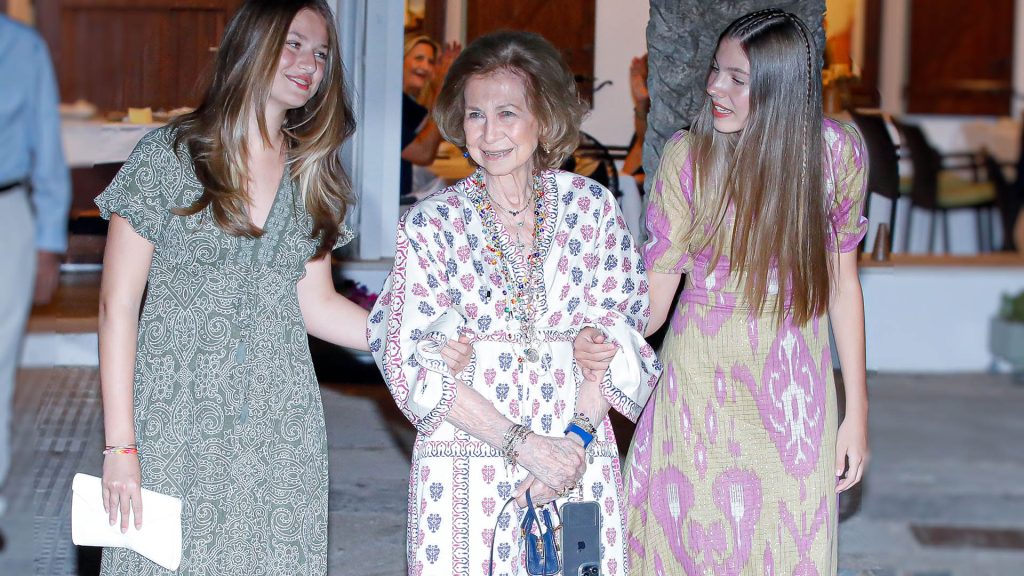 La Reina Sofía da una lección de modernidad a sus nietas