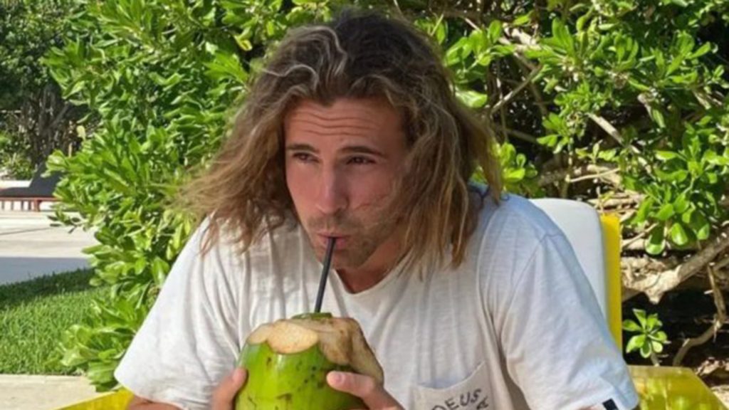 Daniel Sancho bebiendo de un coco.
