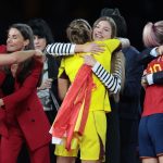 La Reina Letizia, la Infanta Sofía y Rubiales dando la enhorabuena a la selcción española de fútbol
