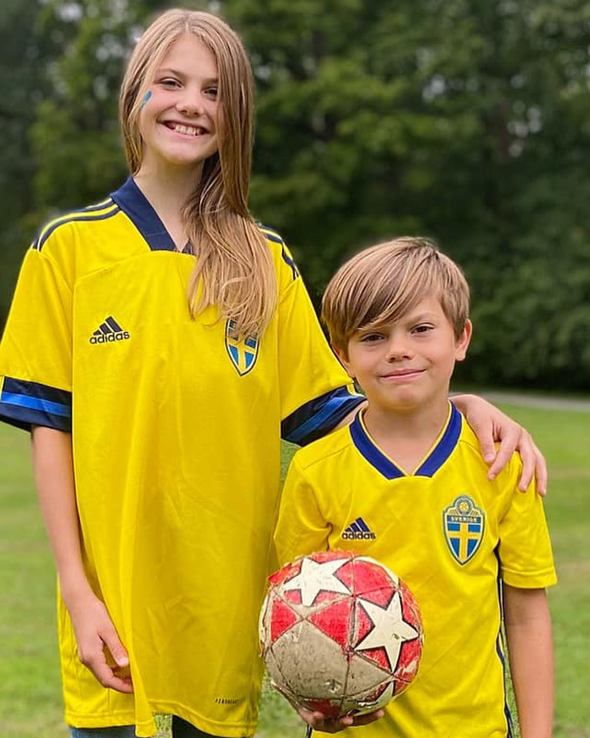 estelle y oscar de suecia vestidos con el uniforme de la selección sueca de futbol