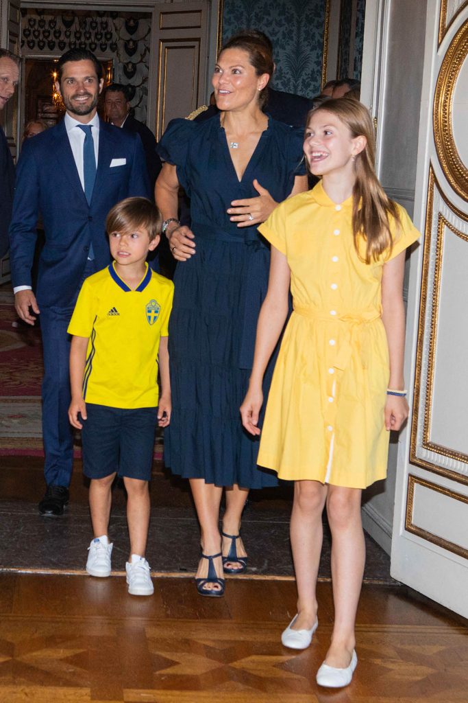La princesa Victoria de Suecia, con sus hijos, Estelle y Oscar, seguida por su hermano Carlos Felipe
