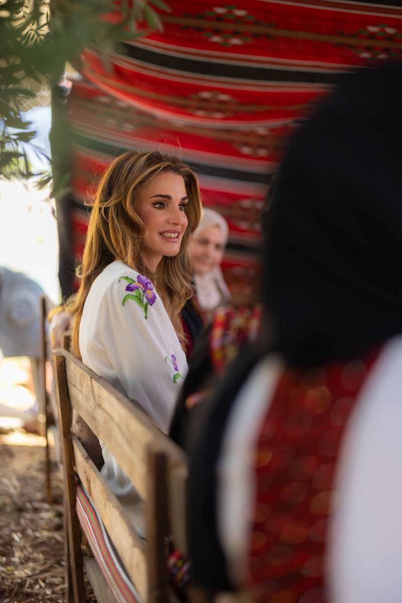 Rania de Jordania con vestido tipo túnica para celebrar sus 53 años