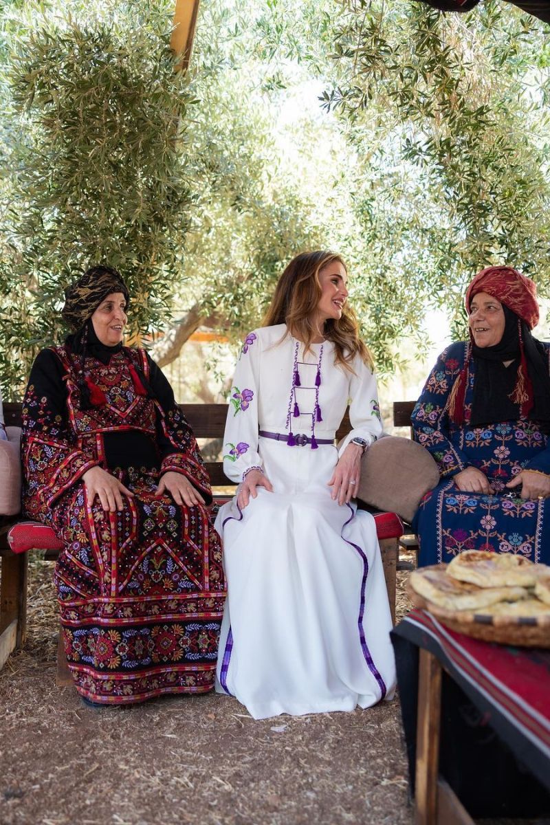 Rania de Jordania habla con matriarcas en su 53 años