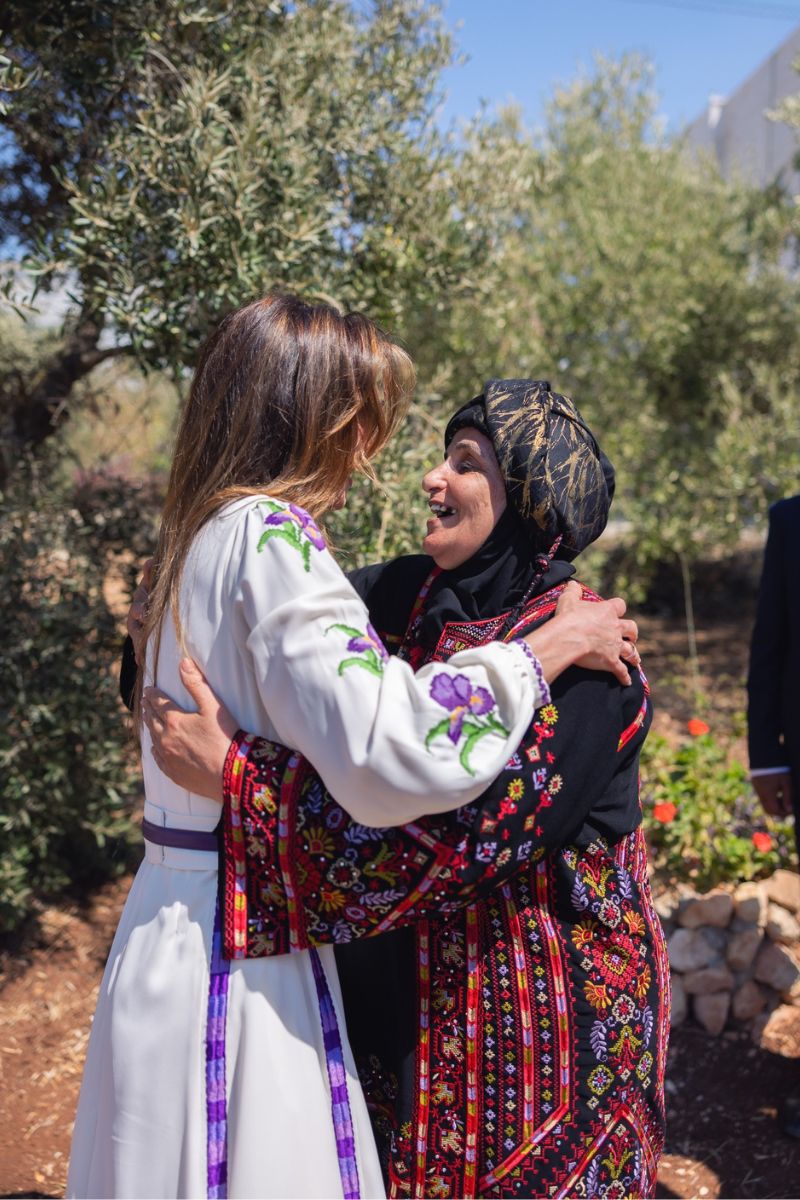 Rania de Jordania entre mujeres en su precumple número 53