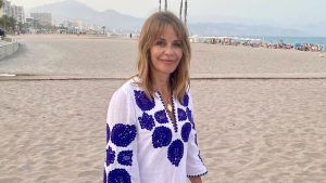 El vestido con bordados más atemporal de María Adánez que triunfará en playas y fiestas ibicencas