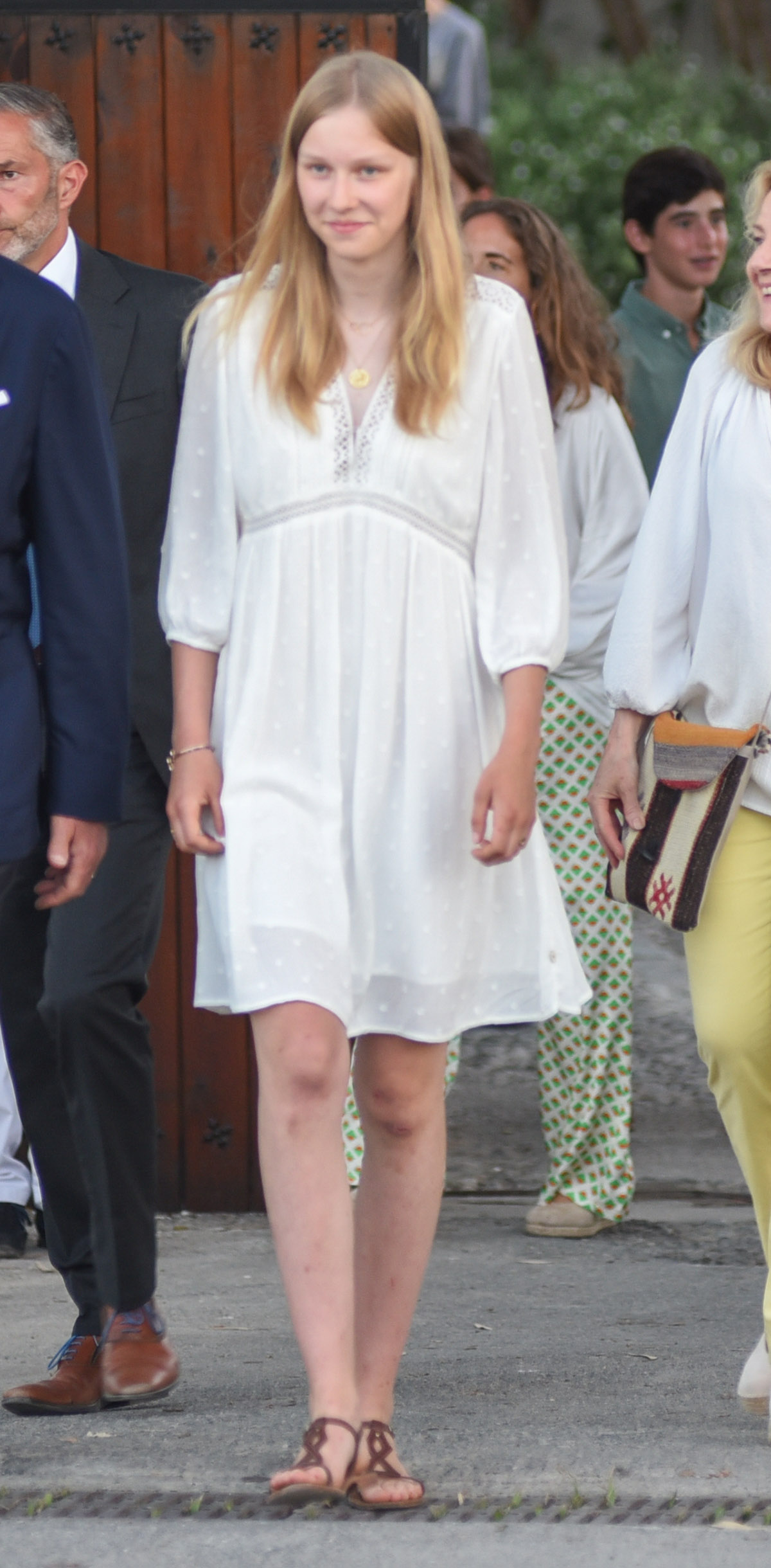 La princesa Eleonore, de 15 años, con vestido mini bohemio en España