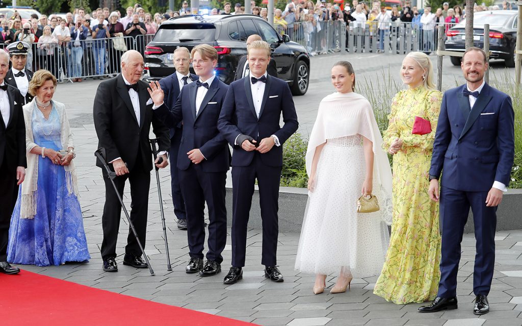 la familia real de noruega celebrando el 18 cumpleaños de ingrid alexandra