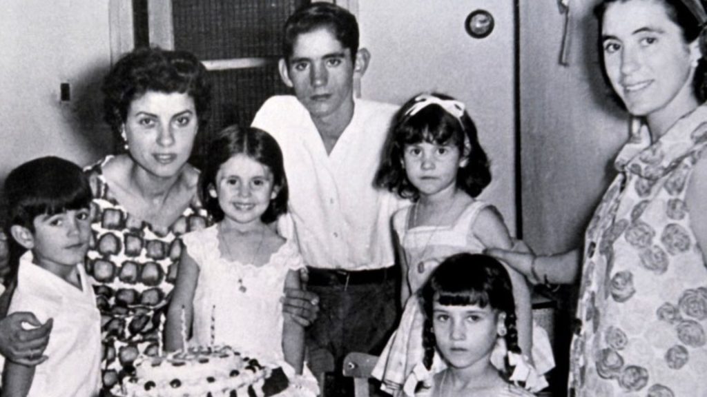 Isabel Pantoja cuando era niña junto a sus padre