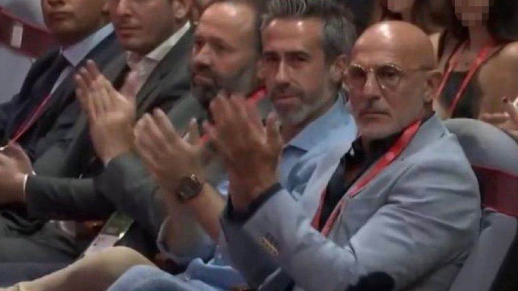 Luis de la Fuente aplaudiendo a Rubiales durante la Asamblea General de la RFEF 