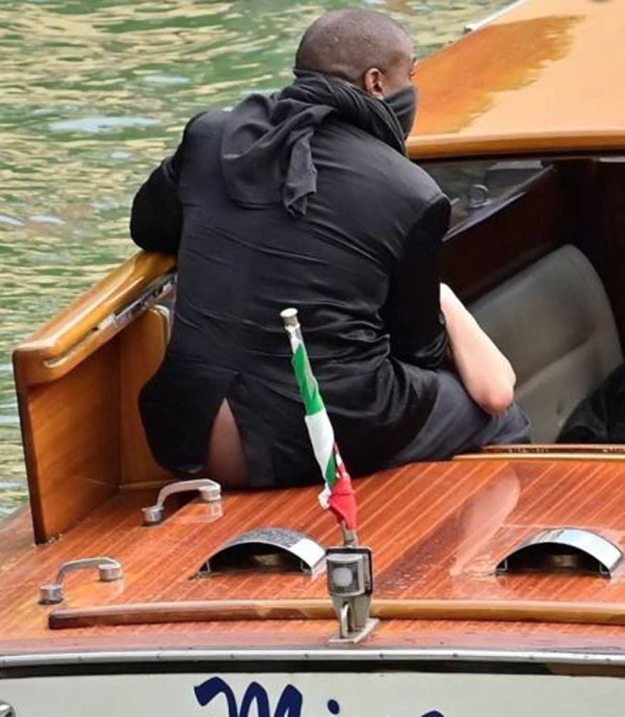 Kanye West en un barco