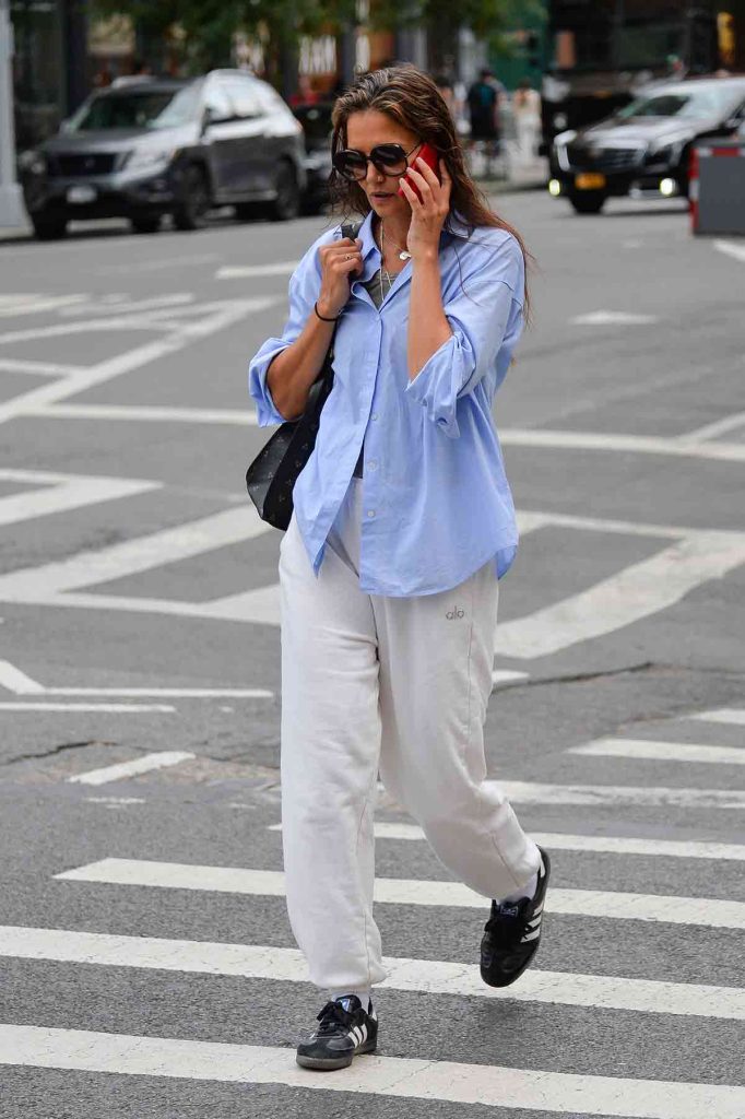 Katie Holmes paseando por Nueva York con look casual