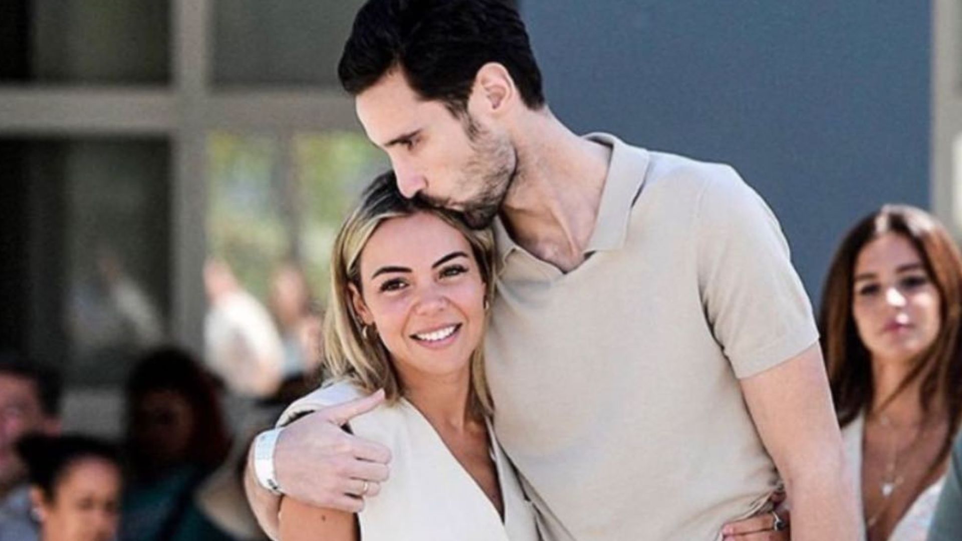 Sergio Rico y Alba Silva a la salida del hospital